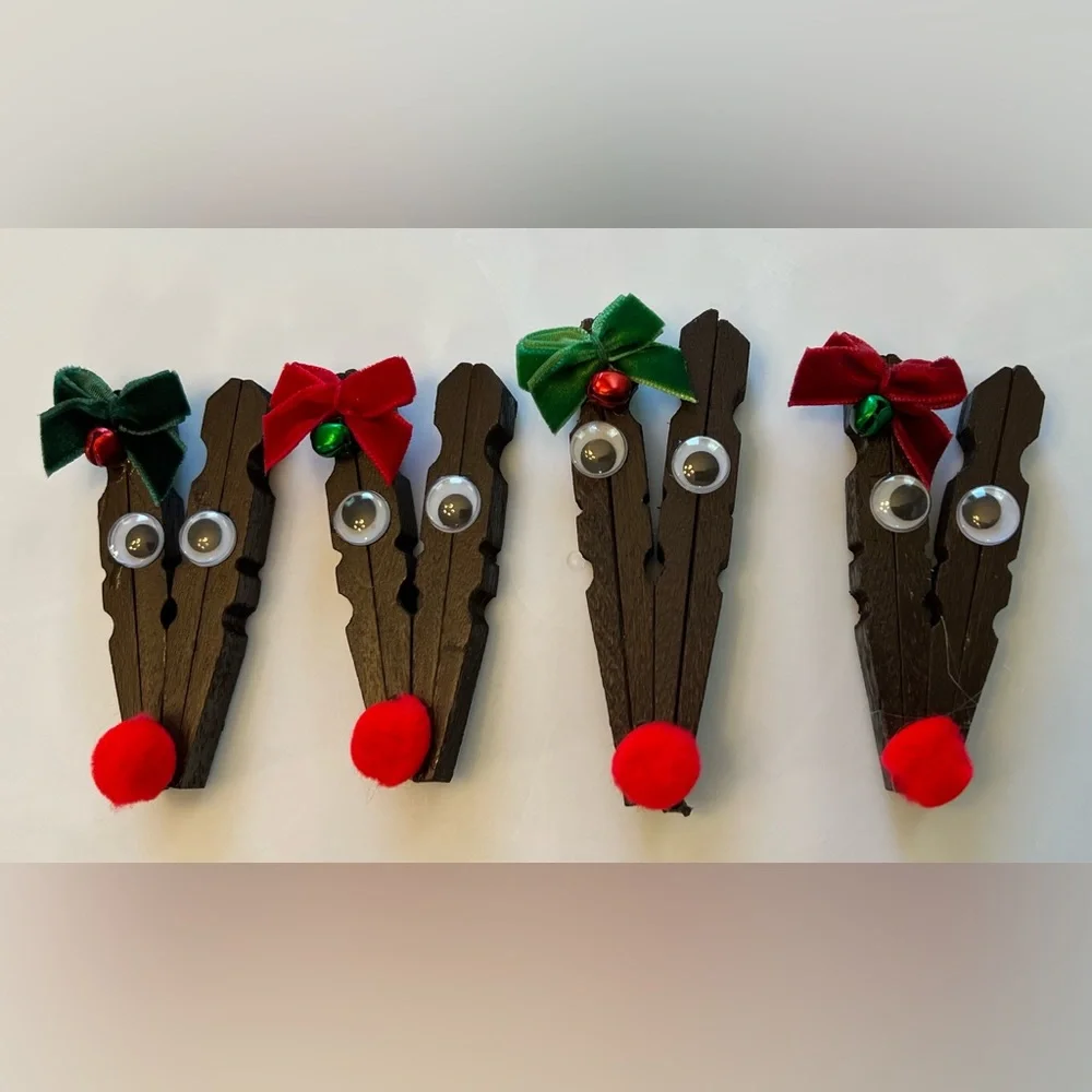 New 10 PC Set Christmas Holiday Winter Reindeer Pin Clasp Bookbag Keychain Charm